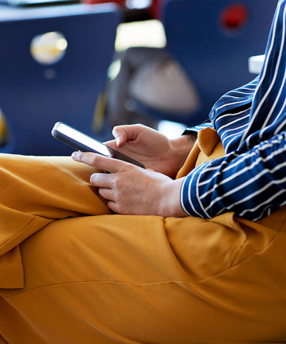 A lady is dialing a phone number for a virtual phone call from her mobile phone