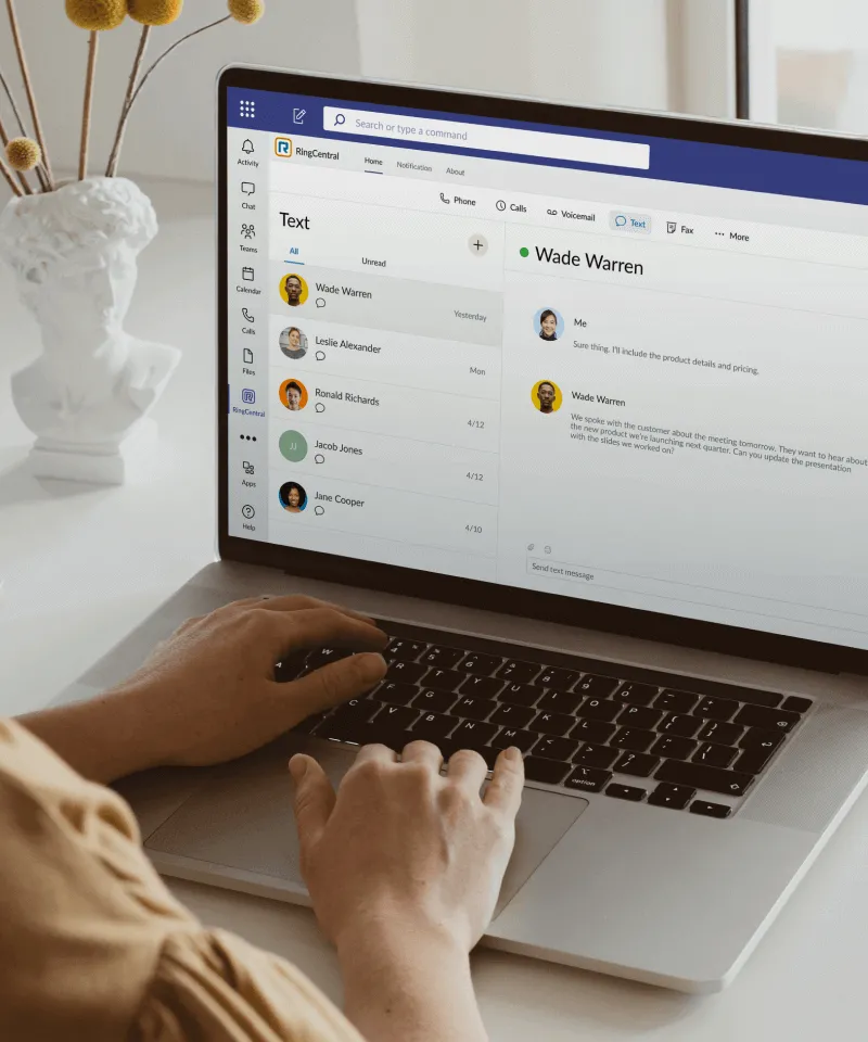 Un écran d’ordinateur portable avec une application RingCentral ouverte