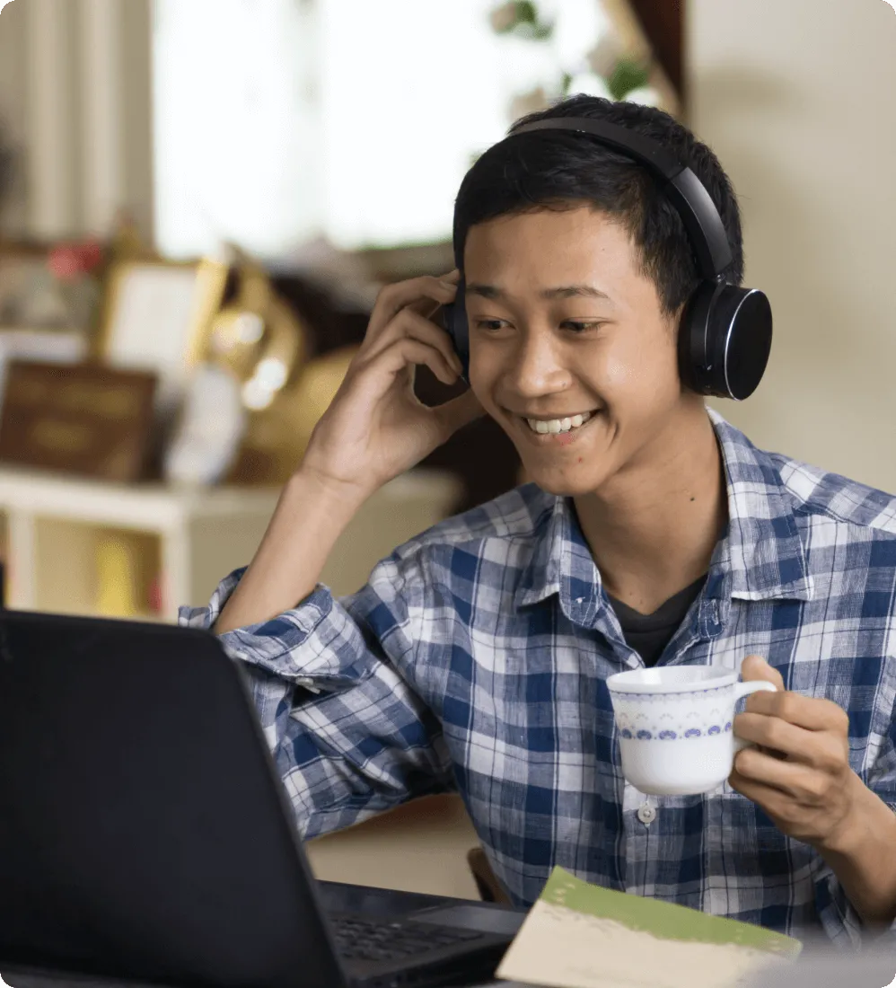 Un estudiante que usa RingCentral Video para asistir a su clase en línea