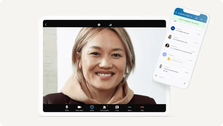 Una empleada participa en una reunión por video de RingCentral desde su teléfono